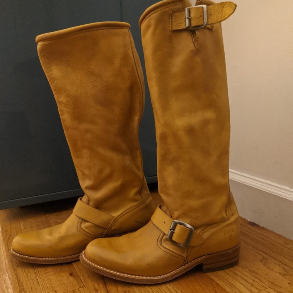 FRYE Veronica engineer boots in camel size 6